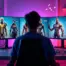 Colecionador gamer exibindo skins digitais raras em múltiplas telas
